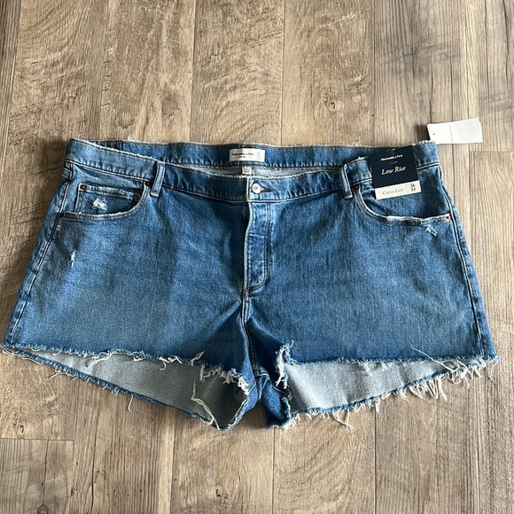 NWT Abercrombie & Fitch Curve Love Low Rise Jean Shorts.